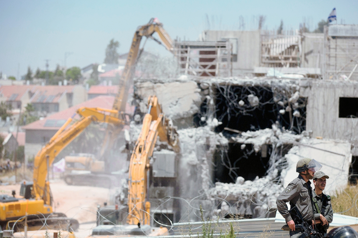 El Tribunal Supremo israelí ordenó el  la demolición de un  complejo residencial en un asentamiento en Cisjordania.  (Foto Prensa Libre:AFP).