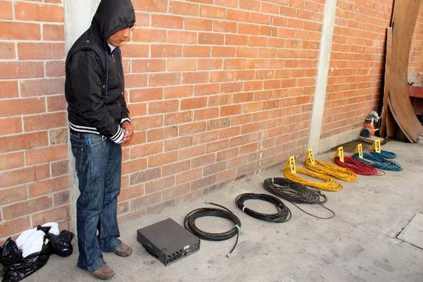 Una persona capturada y equipo decomisado fue el resultado de los allanamientos en tres radios ilegales en Chichicastenango, Quiché. (Foto Prensa Libre: Óscar Figueroa)