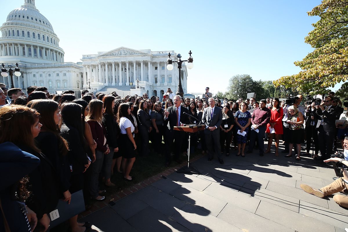 Legisladores y beneficiarios del DACA, durante una conferencia en Washington DC. (Foto Prensa Libre: AFP)