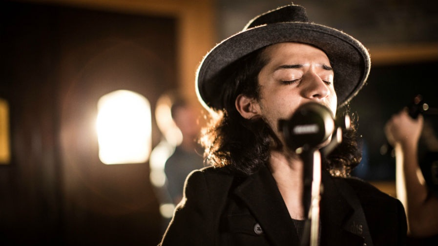 El cantautor guatemalteco Gabriel Fuentes debuta en la escena artística guatemalteca. (Foto Prensa Libre: Eduardo Rossell)