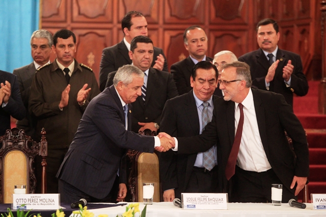Otto Pérez Molina le da la mano a Iván Velásquez al aceptar la ampliación del mandato. (Foto Prensa Libre: Hemerotca PL)