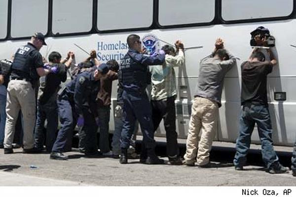 Arizona eliminará una cláusula que requiere que los inmigrantes lleven consigo documentos con los que comprueben que están registrados ante el gobierno. (Foto Prensa Libre/AP)