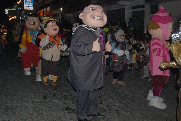 Actores en desfile vistieron disfraces de   personajes de series de televisión,  en Coatepeque.
