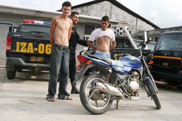 Agentes de la PNC trasladan a la cárcel a los dos presuntos robamotos. (Foto Prensa Libre: Edwin Perdomo)<br _mce_bogus="1"/>