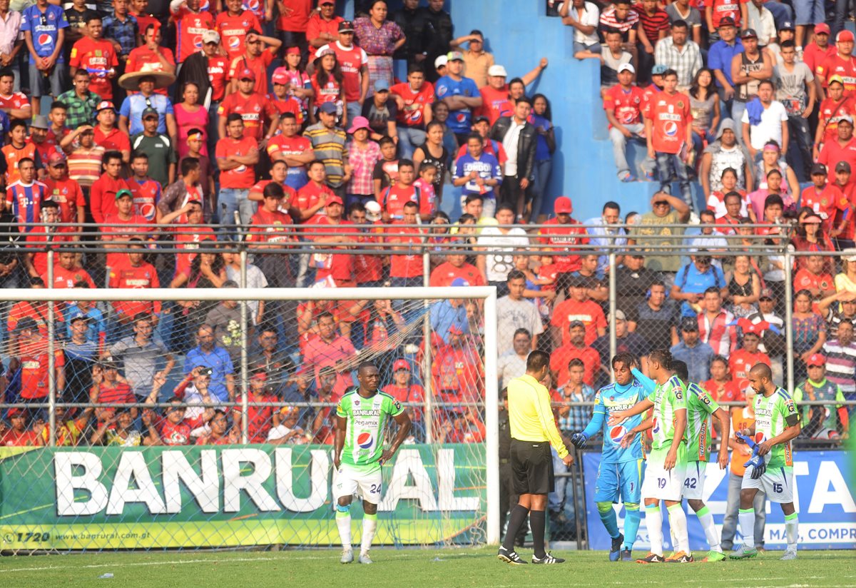 El árbitro Bryan López consignó en su informe el lanzamiento de objetos por parte de aficionados rojos al estadio Manuel Felipe Carrera (Foto Prensa Libre: Francisco Sánchez)