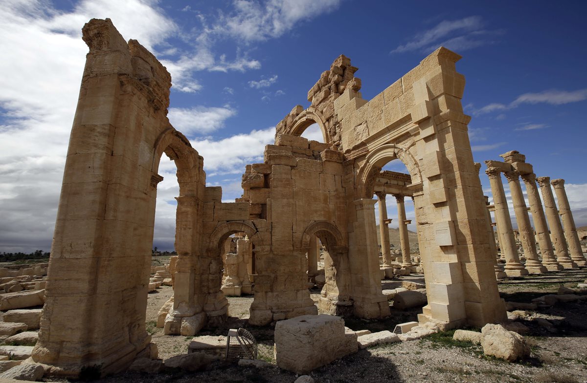 Parte del templo Baal Shamin, que fue dinamitado por el grupo terrorista Estado Islámico, pocos días después de ingresar a esa milenaria ciudad el 20 de mayo pasado. (Foto Prensa Libre: AFP).