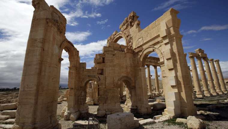 Parte del templo Baal Shamin, que fue dinamitado por el grupo terrorista Estado Islámico, pocos días después de ingresar a esa milenaria ciudad el 20 de mayo pasado. (Foto Prensa Libre: AFP).