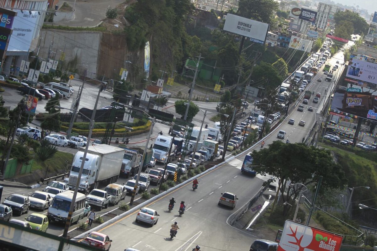 El bloqueo en el kilómetro 18 ruta al  Atlántico provocó una caos en el tránsito que afectó la circulación de cientos de automovilistas. (Foto Prensa Libre: Esbin García)