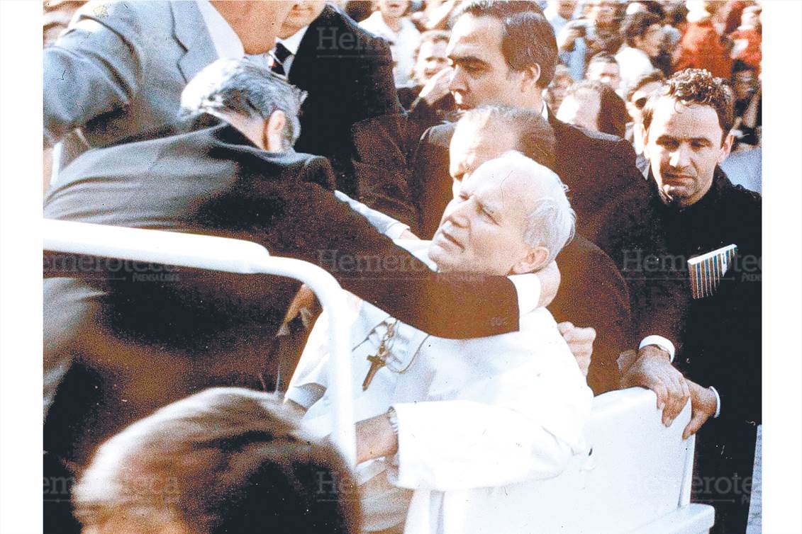 El 13 de mayo de 1981 el papa Juan Pablo II es asistido luego de haber sido herido de bala por el turco Mehmet Ali Agca, en la Plaza de San Pedro, en Roma. (Foto: Hemeroteca PL)
