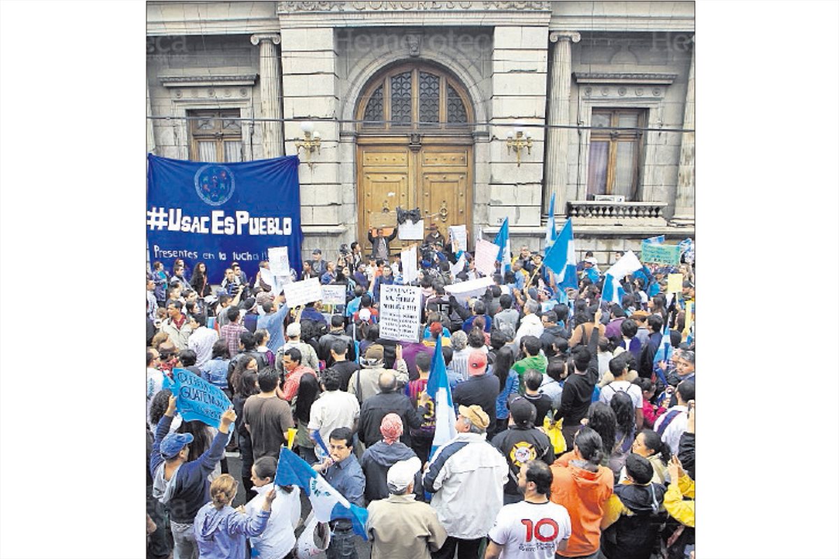 Manifestantes se movilizaron hacia el Congreso de la República para mostrar su rechazo a los diputados por no hacer nada para que renunciara el Binomio presidencial del Partido Patriota en 2015. (Foto Hemeroteca PL)