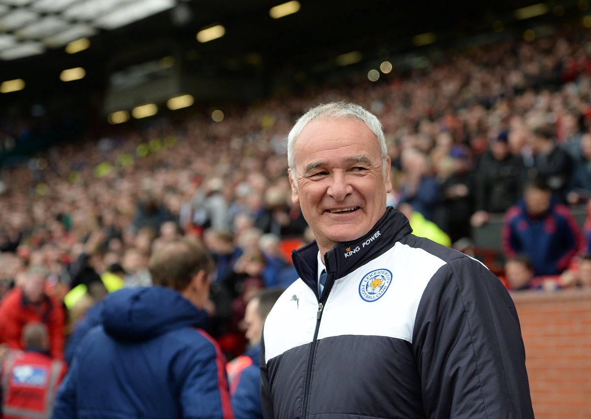 EL técnico italiano del Leicester, Claudio Ranieri, pasó a la historia al conseguir el primer título del equipo inglés. (Foto Prensa Libre: AFP)