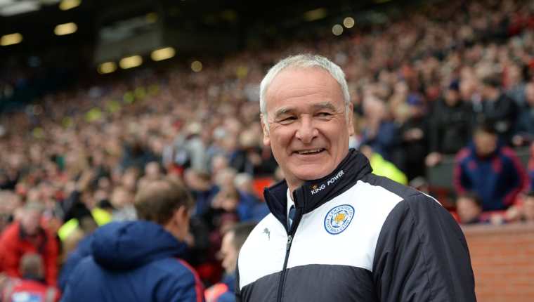 EL técnico italiano del Leicester, Claudio Ranieri, pasó a la historia al conseguir el primer título del equipo inglés. (Foto Prensa Libre:AFP)