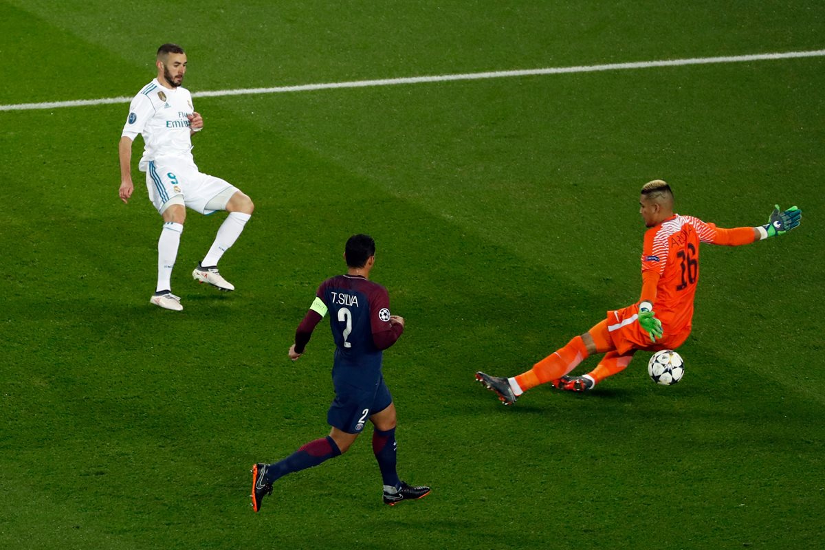 El portero Alphonse Areola desvía el remate del delantero francés Karim Benzema.