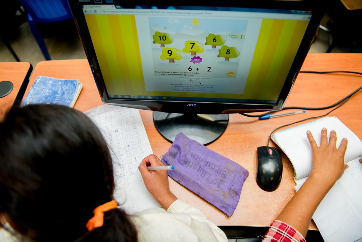 Fundación Telefónica busca: "Formar niños y jóvenes para afrontar los desafíos del mundo digital”.