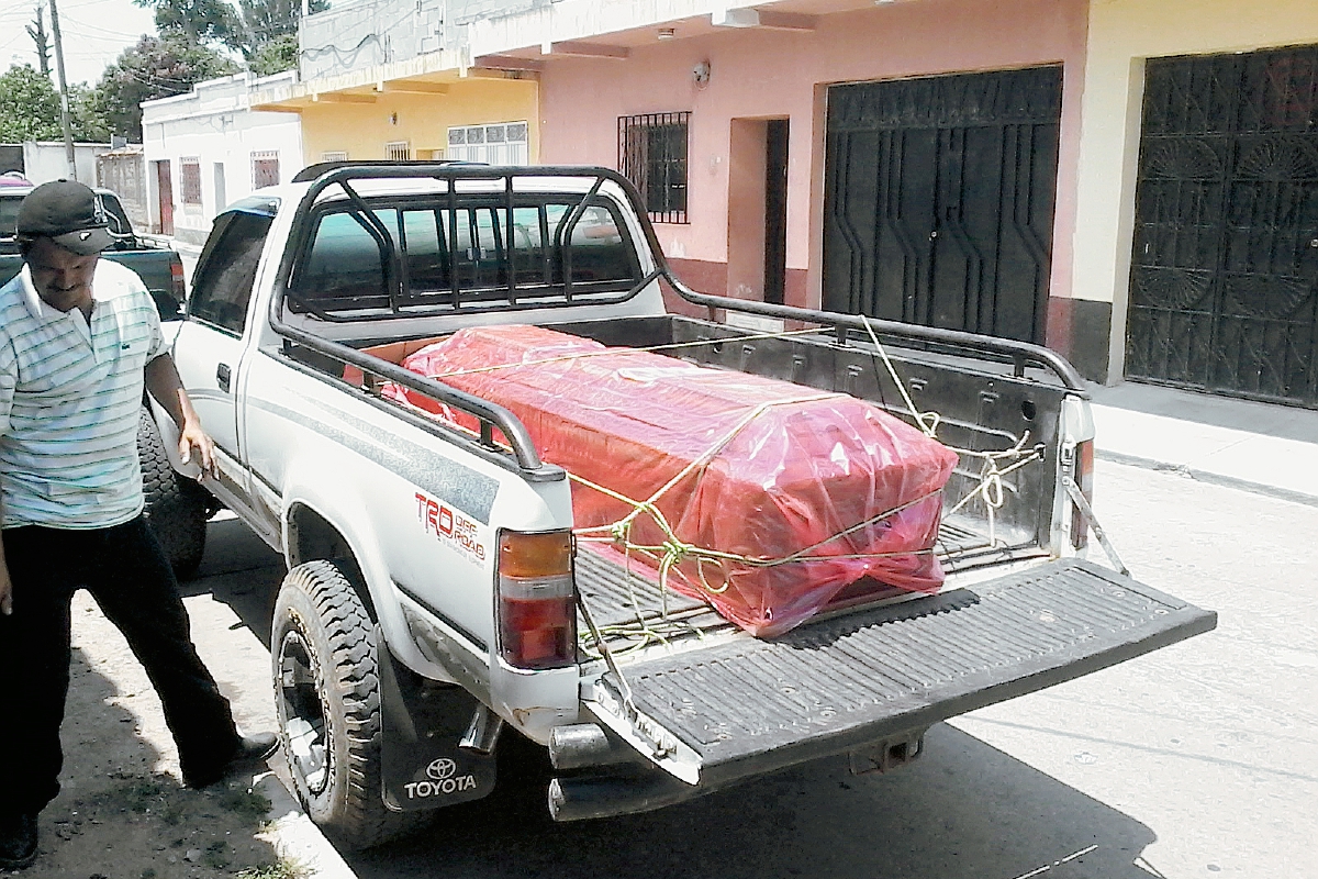 Un familiar  de las víctimas traslada un féretro hacia la morgue del Inacif de  Jalapa. (Foto Prensa Libre: Hugo Oliva)