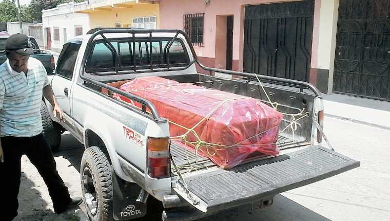 Un familiar  de las víctimas traslada un féretro hacia la morgue del Inacif de  Jalapa. (Foto Prensa Libre: Hugo Oliva)