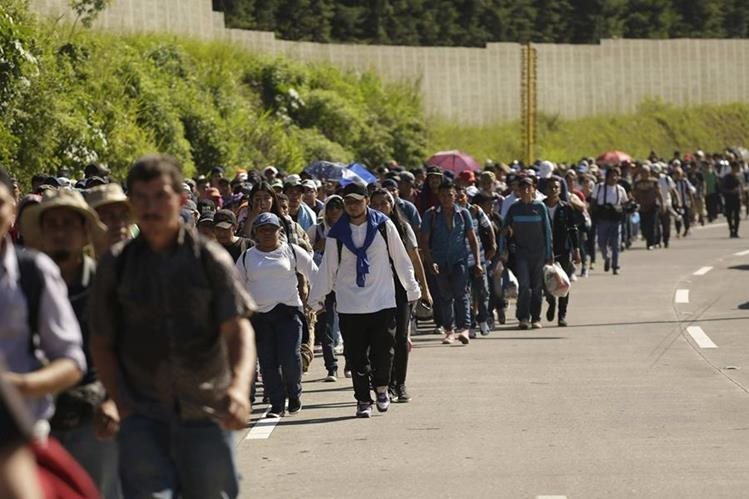 Migrantes hondureños caminan hacia México, el viaje lo efectuaron a Estados Unidos y provocó crisis política en El Salvador, Honduras y Guatemala. (Foto Prensa Libre: Hemeroteca PL)
