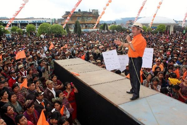 Virgilio Bernal Guzmán, candidato del PP, durante un mitin en Nebaj.