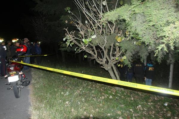 A pocos metros del cuerpo fue localizada una motocicleta. (Foto Prensa Libre: Miguel López).
