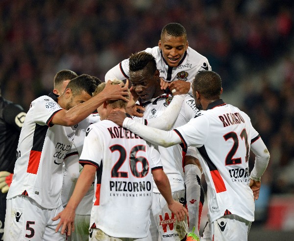 Balotelli es felicitado por sus compañeros del Niza tras marcar contra Lille. (Foto Prensa Libre: AFP).