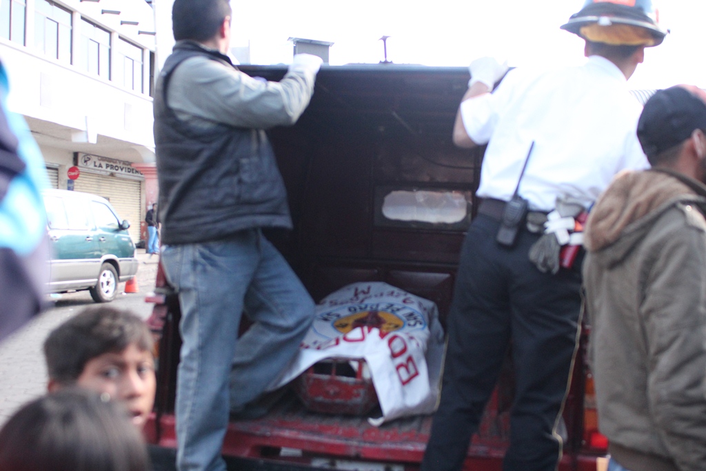Socorristas trasladan el cadáver de Carlos Fuentes a la morgue de San Marcos. (Foto Prensa Libre: Aroldo Marroquín)