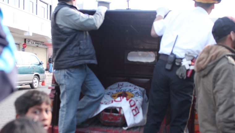 Socorristas trasladan el cadáver de Carlos Fuentes a la morgue de San Marcos. (Foto Prensa Libre: Aroldo Marroquín)