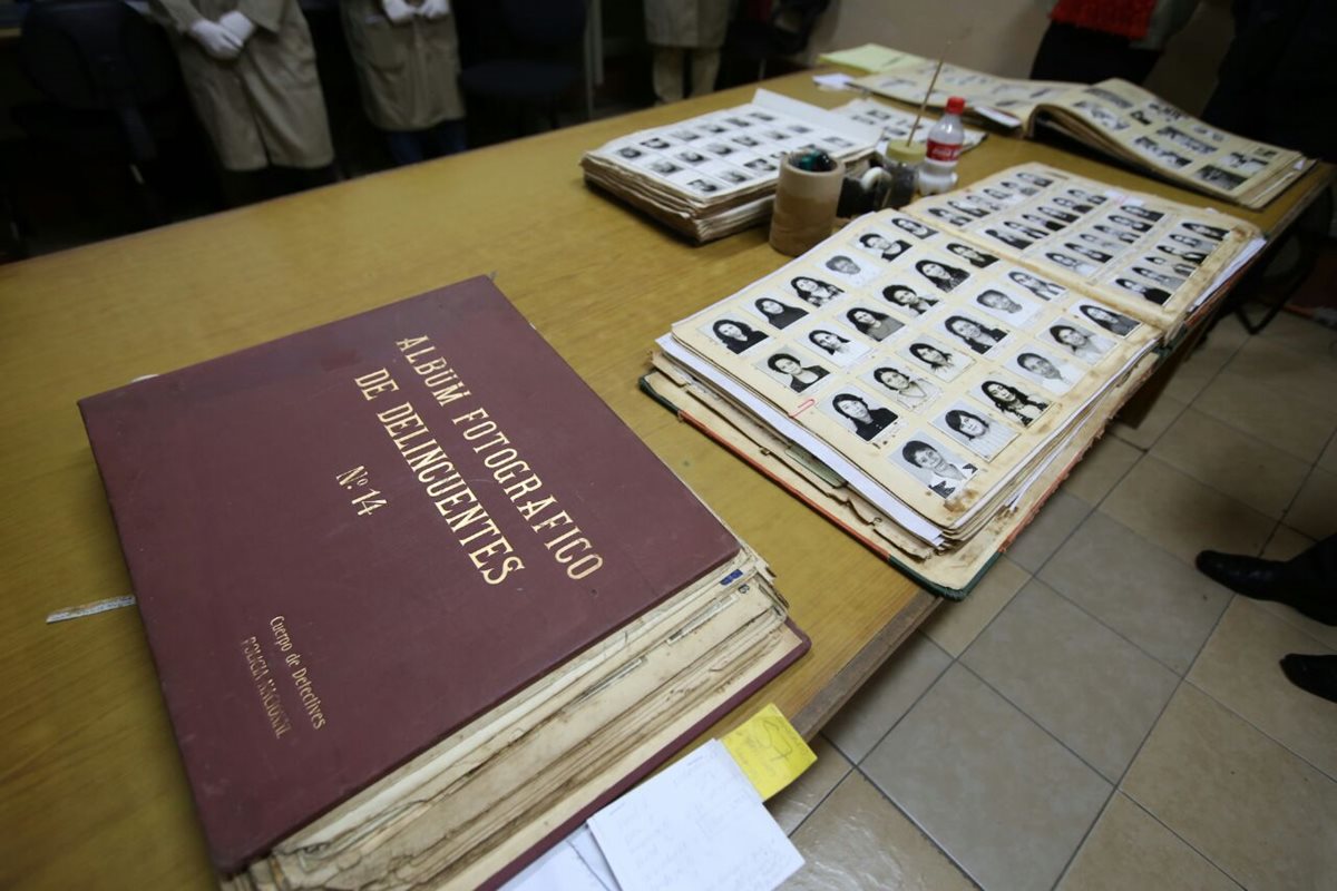 El "Álbum fotográfico de delincuentes" del Cuerpo de Detectives de la extinta Policía Nacional, figura entre los documentos del AHPN, con fotos de personas que esa entidad consideraba como criminales. (Foto Prensa Libre: Vicepresidencia)
