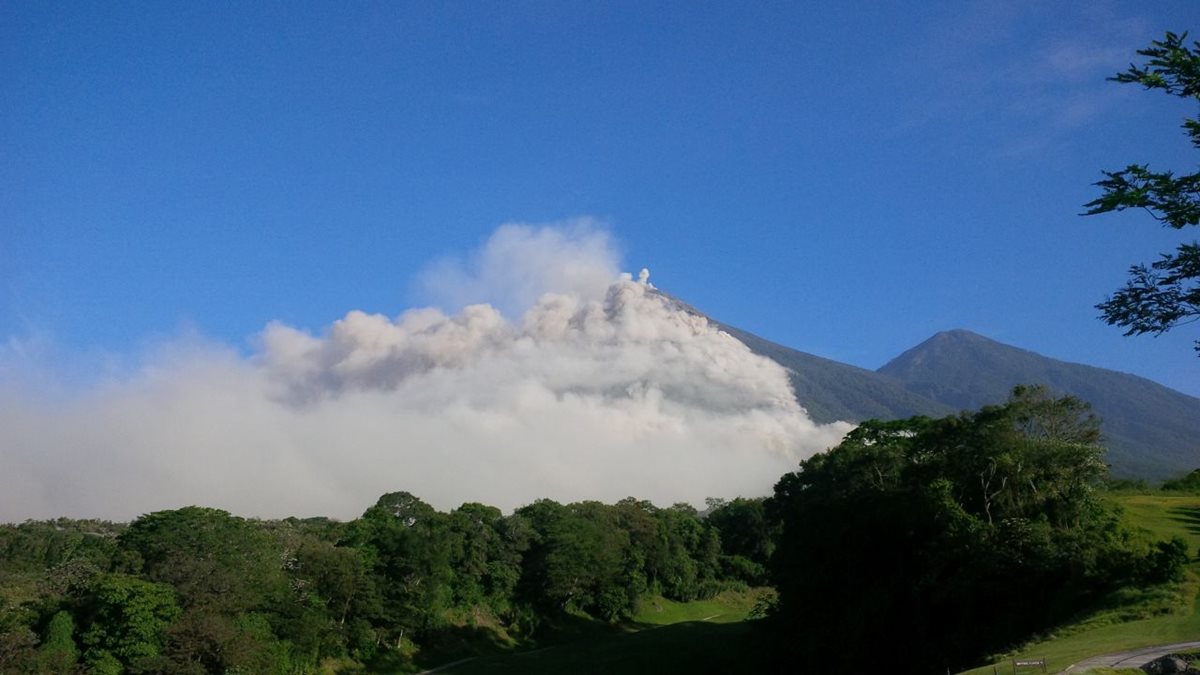 Vista del volcán de Fuego, ubicado entre Sacatepéquez, Chimaltenango y Escuintla. (Foto Prensa Libre: Conred)