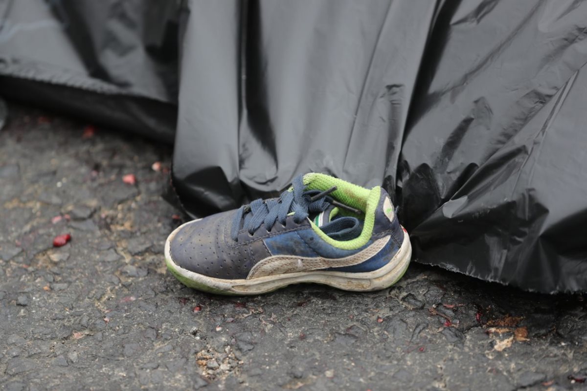 Uno de los zapatos del menor quedó tirado junto al cadáver. (Foto Prensa Libre: Érick Ávila)