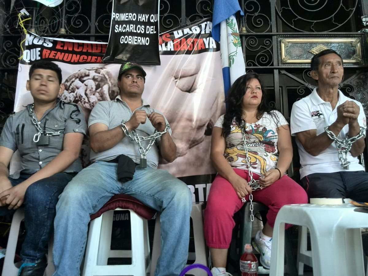 Al menos 10 personas permanecen encadenadas al Palacio Nacional de la Cultura, exigiendo la renuncia del binomio presidencial. (Foto Prensa Libre: Oscar Rivas)