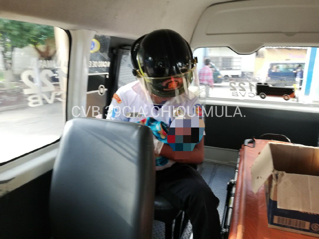 Un bombero carga a la niña durante su traslado al Hospital Modular de Chiquimula. (Foto Prensa Libre: Mario Morales)