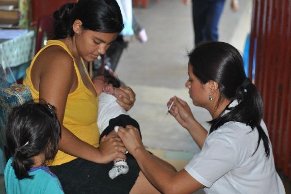 una  enfermera  inyecta  la dosis  a uno de los  hijos  de Mirta Mazariegos, en Retalhuleu.