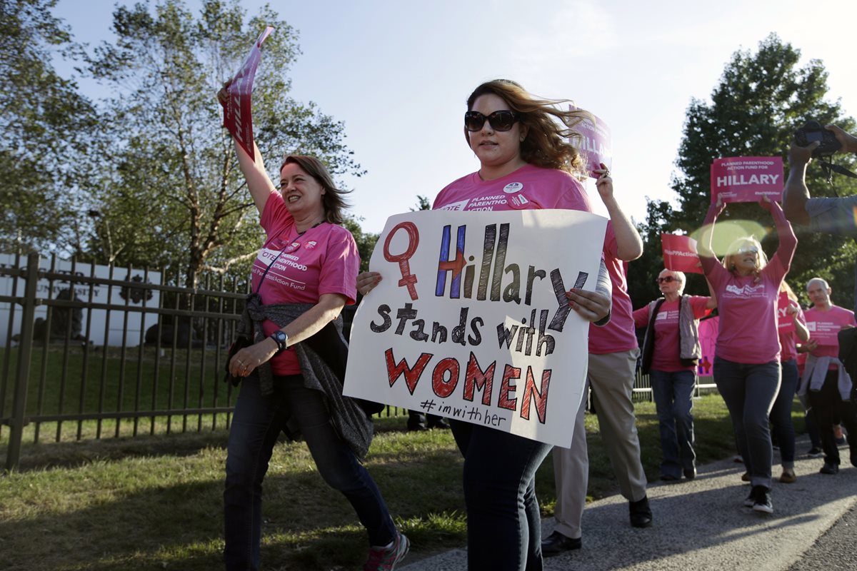 Mujeres apoyan candidatura de Hillary Clinton. (Foto Prensa Libre: AFP)