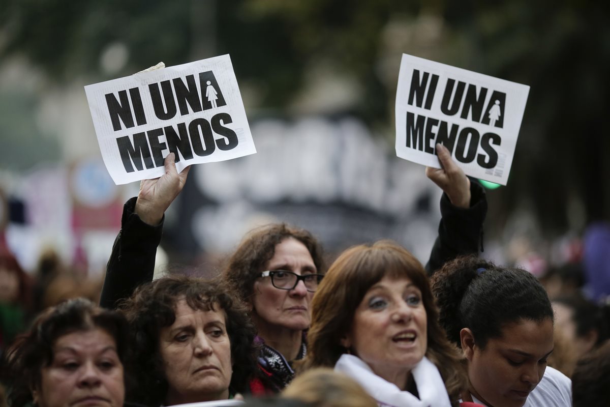 Mujeres argentinas protestan la semana última para que cese la violencia contra ellas en ese país sudamericano. (Foto Prensa Libre: AP).