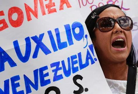 Una periodista protesta por la falta de papel, en Caracas. (Foto Prensa Libre: AFP).