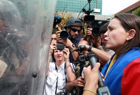 La diputada opositora venezolana María Corina Machado acudió a la sede del Parlamento en Caracas,  pero su ingreso fue impedido. (Foto Prensa Libre: AFP).