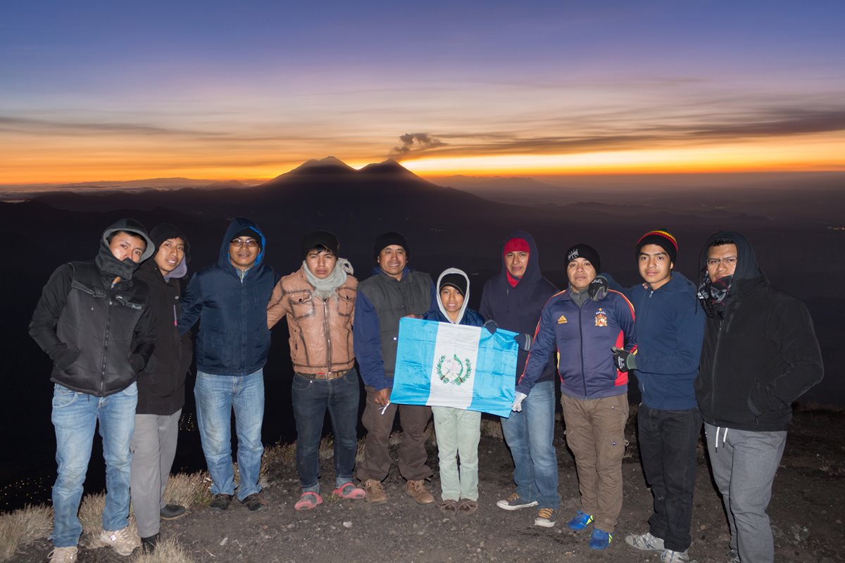 Grupo de jóvenes originarios de Santiago Atitlán, Sololá, en la cima del volcán Atitlán (Foto Prensa Libre: Ángel Julajuj).