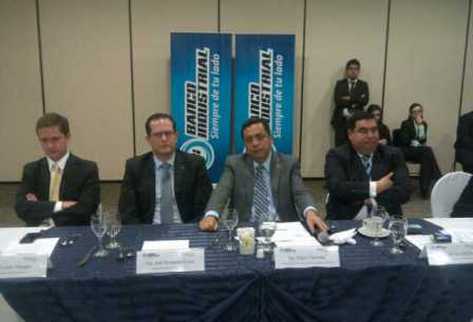 Ejecutivos del Banco Industrial y Visa Net, anuncian este martes la introducción de la nueva tarjeta de débito y crédito con chip incorporado. (Foto Prensa Libre: Byron Dardón)