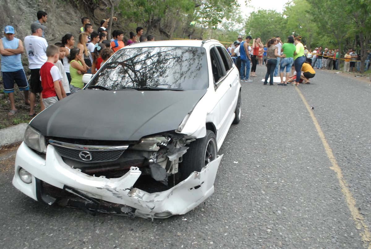 Accidente se registró en el km 77.8 del camino que une Santa Rita con Guastatoya. (Foto Prensa Libre: Héctor Contreras)