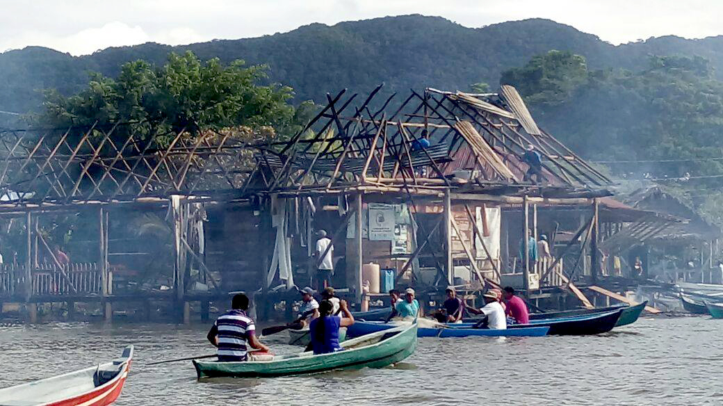 La pescadería y el restaurante se incendiaron al parecer por una fuga de gas propano.(Foto Prensa Libre: Dony Stewart)