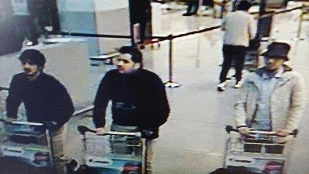 A la derecha, el terrorista «del sombrero», aún sin identificar<span> por la Policía belga. (Foto Prensa Libre.AFP).</span>