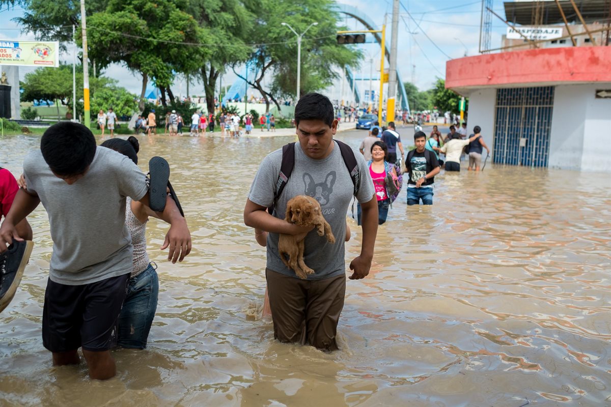 Los limeños no estaban preparados para inundaciones de este tipo. (Foto Prensa Libre: EFE)