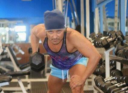 Luis Aldo García Sologaistoa realiza ejercicios en el gimnasio. (Foto Prensa Libre: Facebook)