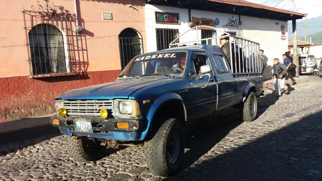 Vecinos de Antigua Guatemala esperan ser llevados por picops, debido al paro que efectúan transportistas. (Foto Prensa Libre: Renato Melgar)
