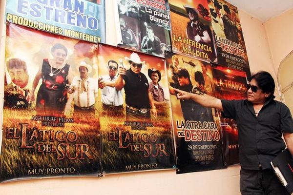 Eduardo Aguirre muestra carteles promocionales de las cintas en las que ha participado y producido. En El Látigo del Sur intervinieron actores mexicanos. (Foto Prensa Libre: Rolando Miranda)