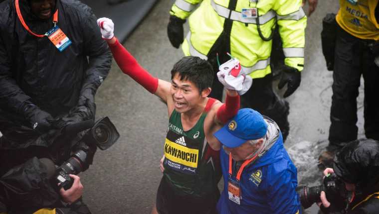 Yuki Kawauchi festejó luego ingresar a la meta con un tiempo de 2:15:58. (Foto Prensa Libre: AFP)