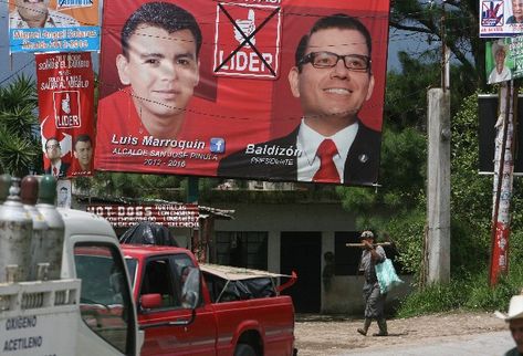 En San José Pinula se pudo observar ayer propaganda de Luis Marroquín junto a Manuel Baldizón, presidenciable de Líder,  pese a que diputados de  ese partido negaron tener vínculos con el detenido.