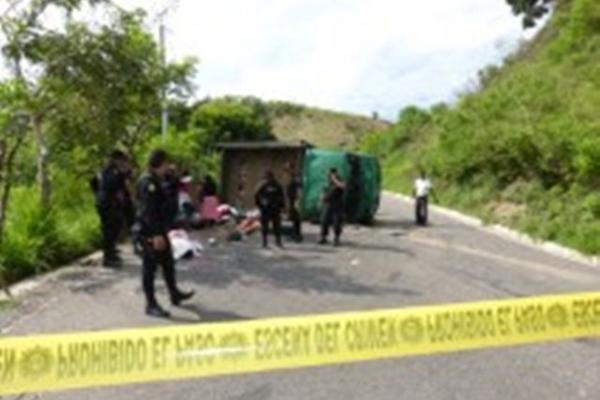 Camión accidentado en la ruta entre Sanarate, El Progreso, y Jalapa. (Foto Prensa Libre: Héctor Contreras) <br _mce_bogus="1"/>