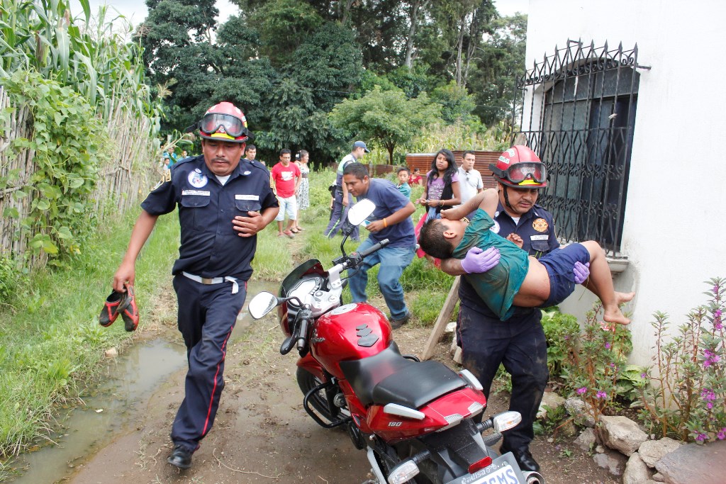 Socorristas rescatan a menor que cayó en pozo en El Tejar, Chimaltenango. (Foto Prensa Libre: Víctor Chamalé)