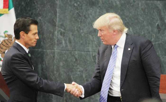 Donald Trump reiteró a Enrique Peña Nieto en octubre último la necesidad del muro. (Foto Prensa Libre: AP).